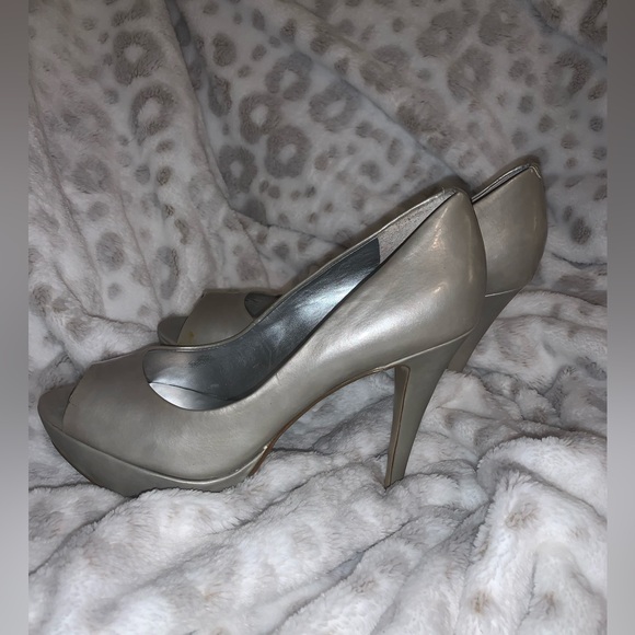 Silver grey platform open toed heel. Guess women’s 6.5 spikes shoe dressy - Picture 3 of 6